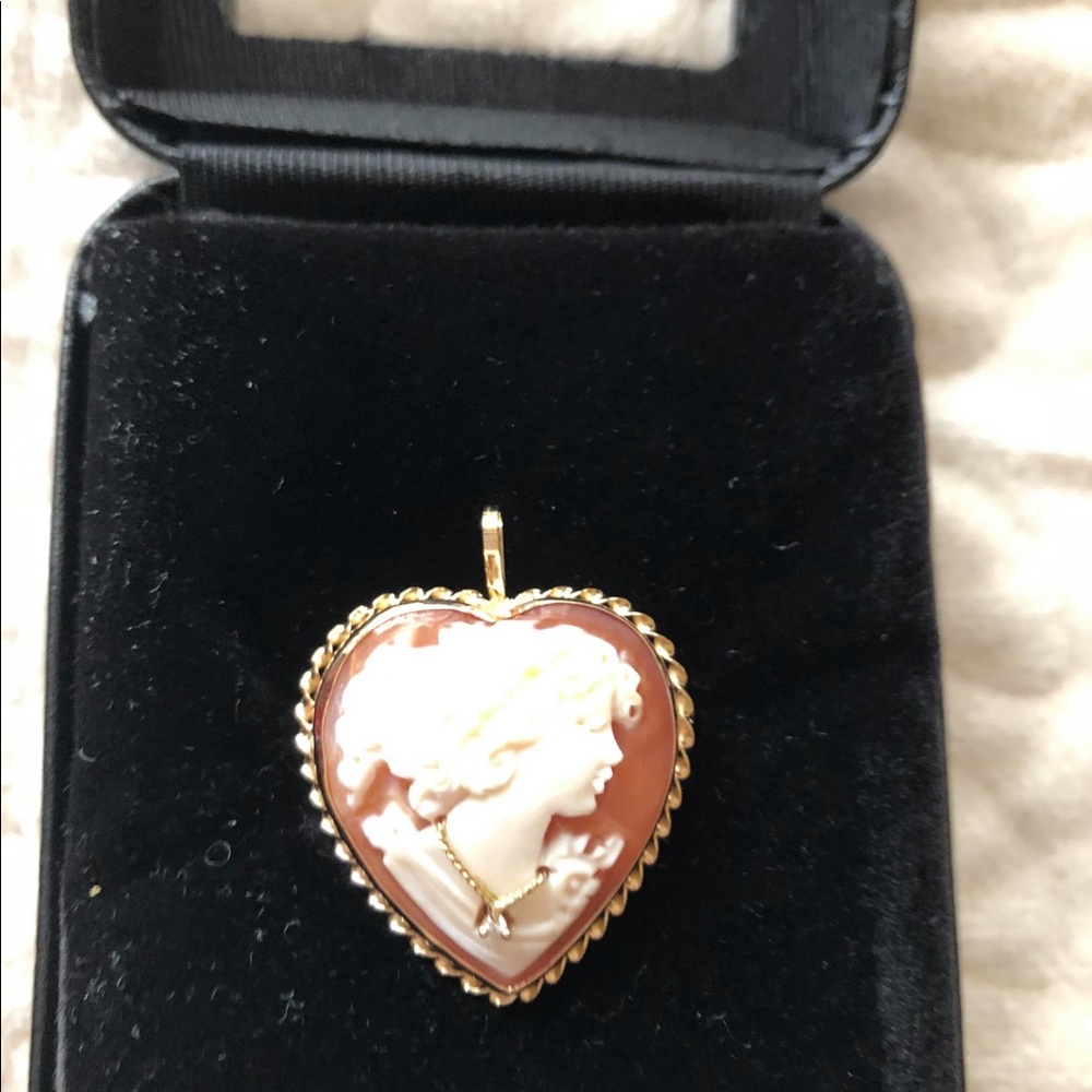Hear cameo with 18 k and small diamond
